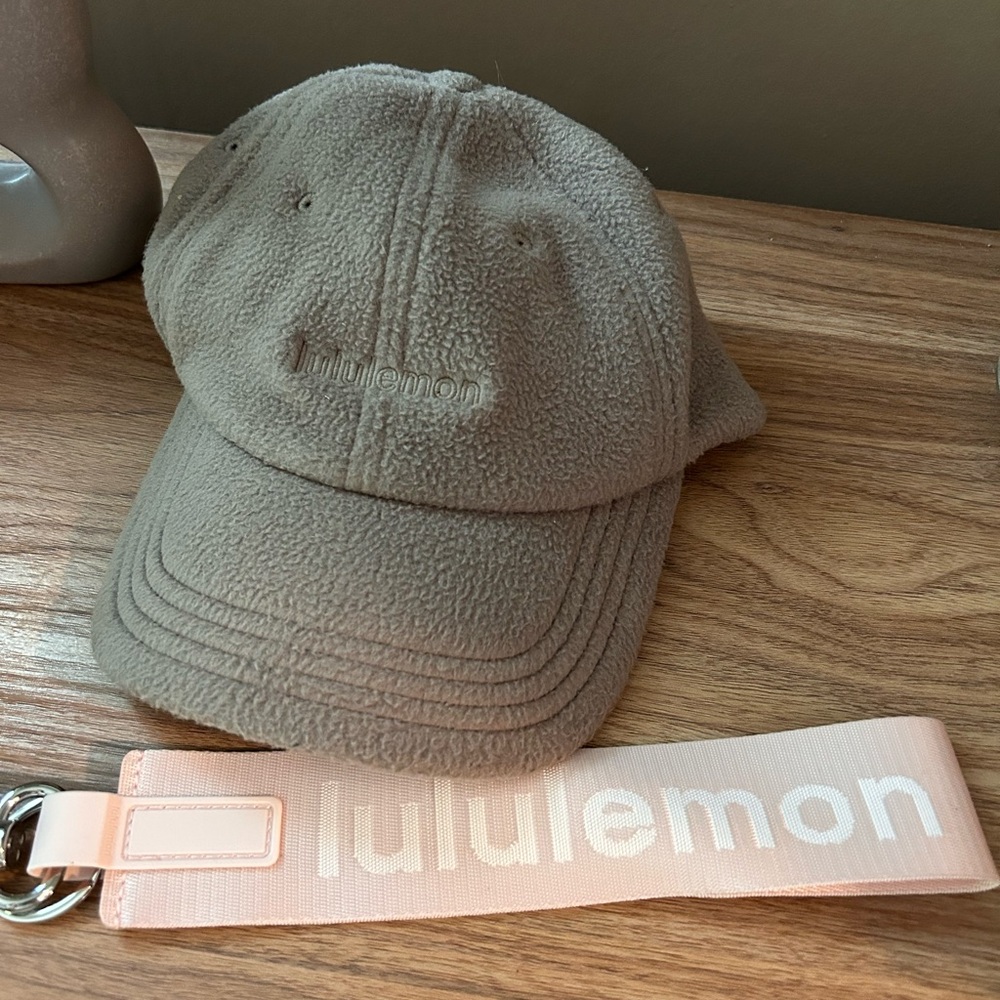 [Lululemon] Fleece Cap + Keychain
